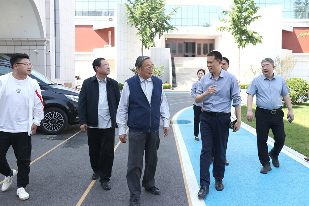 石家庄原市委副书记李宏英莅临私立一中指导工作