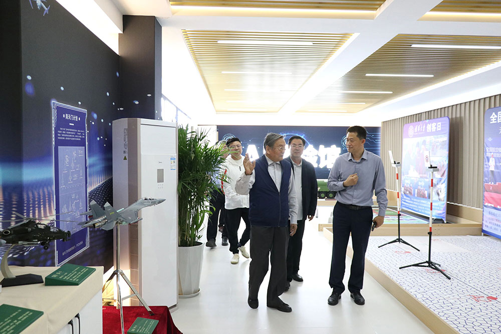 石家庄原市委副书记李宏英莅临私立一中指导工作