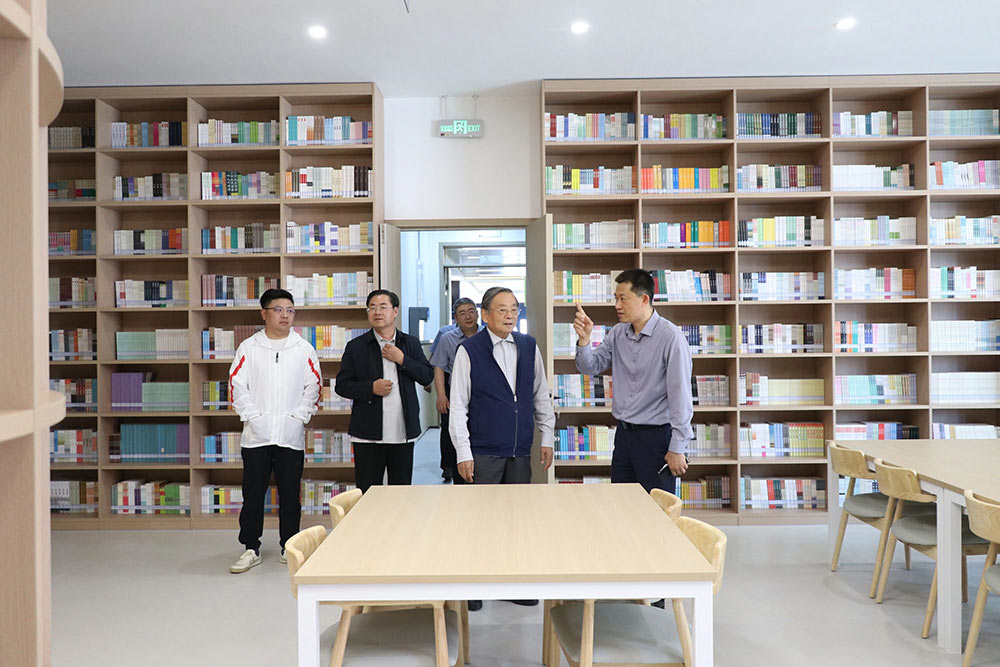 石家庄原市委副书记李宏英莅临私立一中指导工作
