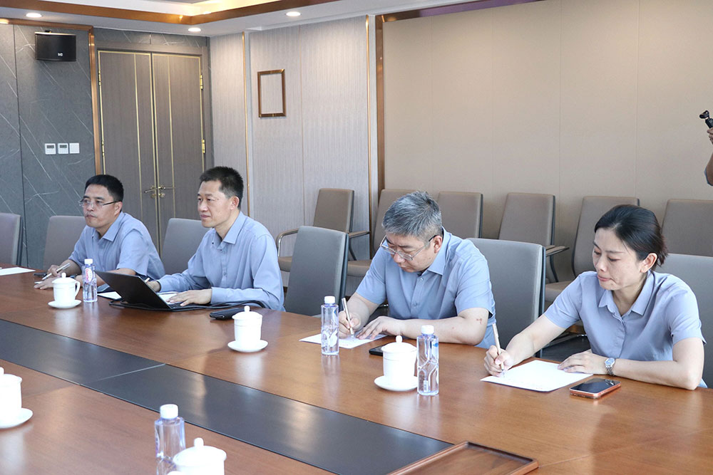 石家庄原市委副书记李宏英莅临私立一中指导工作