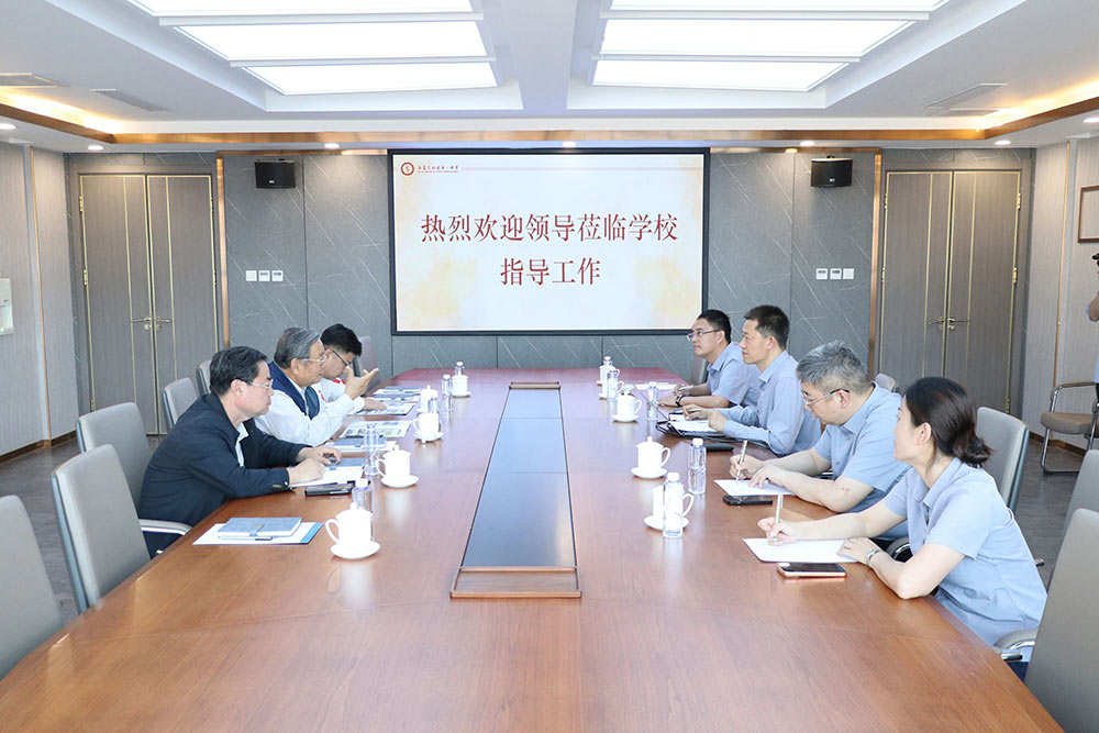 石家庄原市委副书记李宏英莅临私立一中指导工作