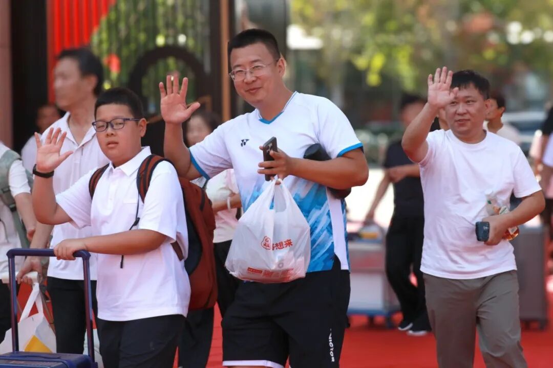 秋风赴约 新程启章丨2026级新同学，私立一中欢迎你！