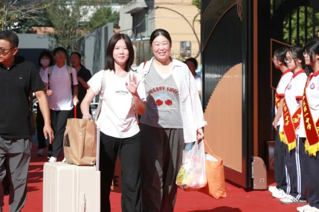 秋风赴约 新程启章丨2026级新同学，私立一中欢迎你！