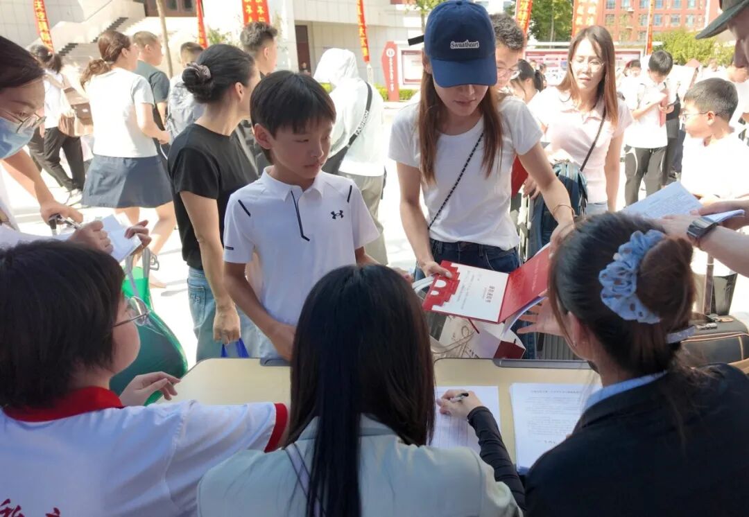 秋风赴约 新程启章丨2026级新同学，私立一中欢迎你！