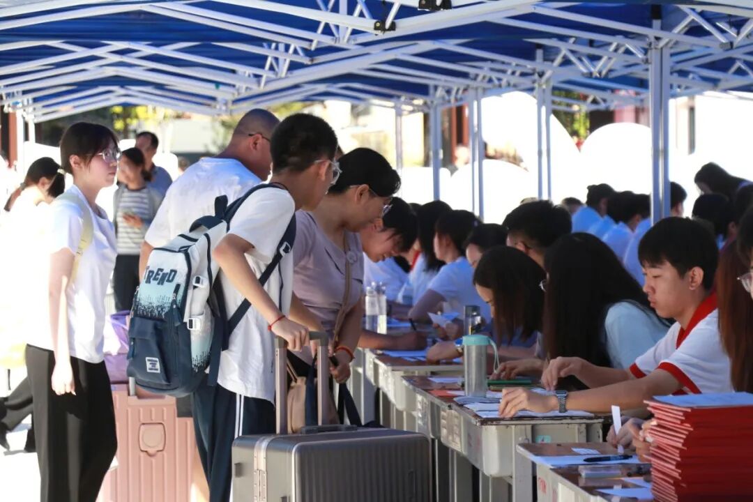 秋风赴约 新程启章丨2026级新同学，私立一中欢迎你！