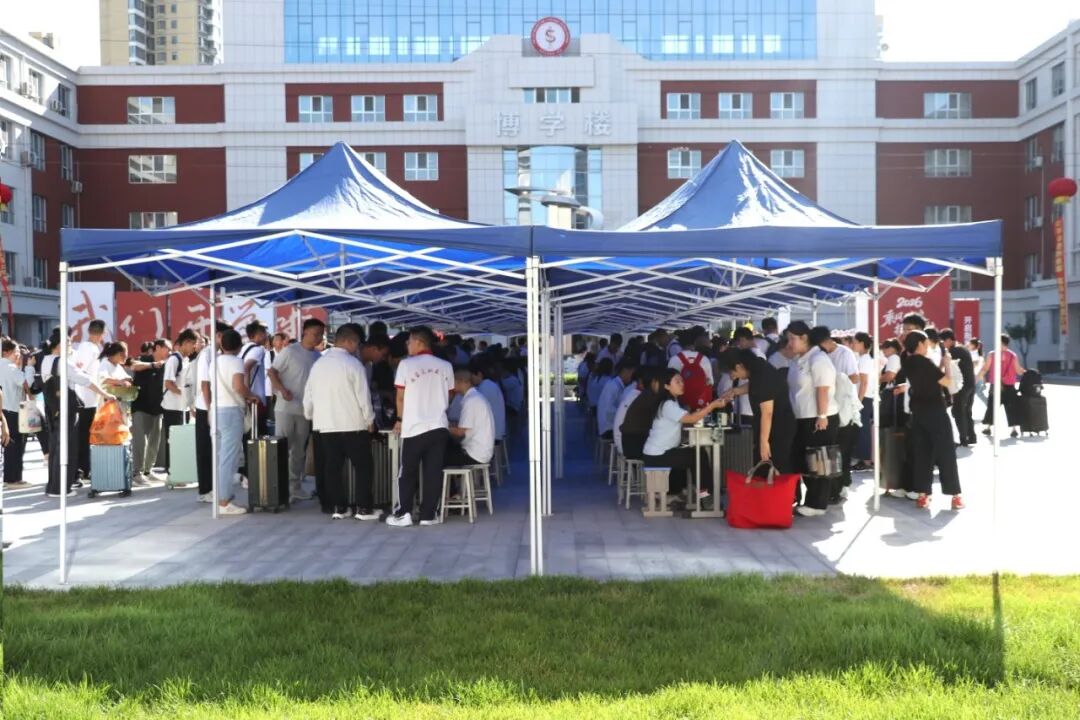 秋风赴约 新程启章丨2026级新同学，私立一中欢迎你！