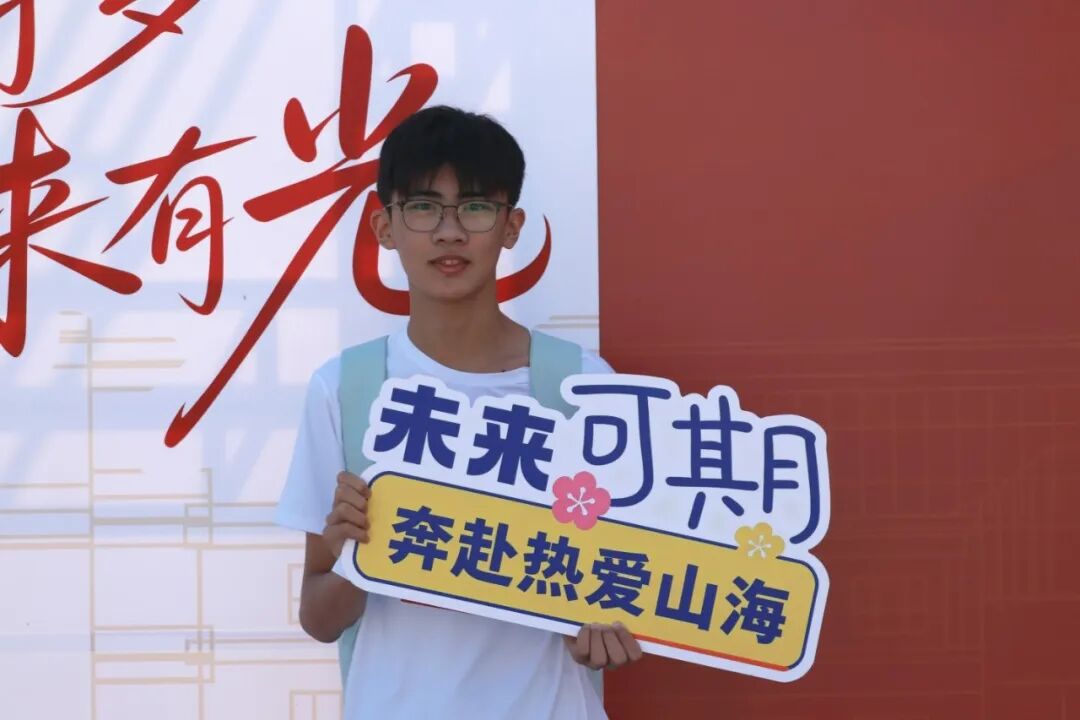 秋风赴约 新程启章丨2026级新同学，私立一中欢迎你！