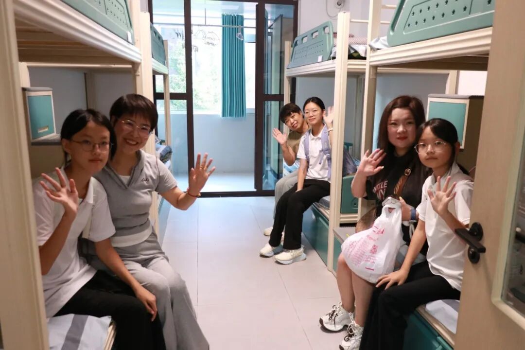 秋风赴约 新程启章丨2026级新同学，私立一中欢迎你！