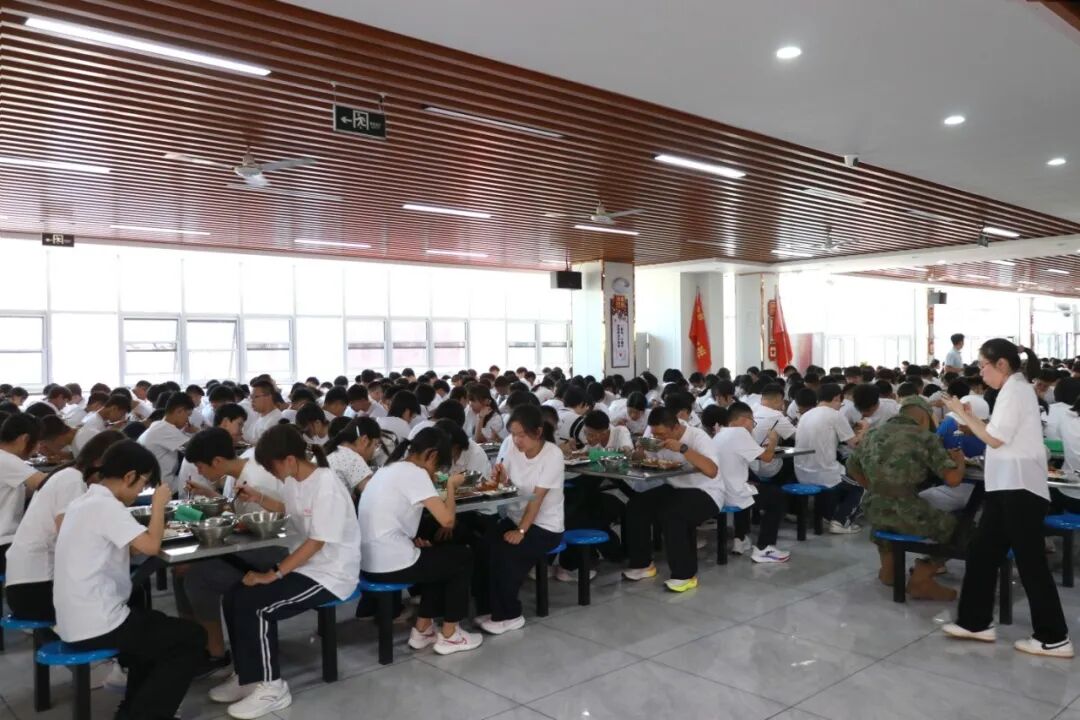 秋风赴约 新程启章丨2026级新同学，私立一中欢迎你！
