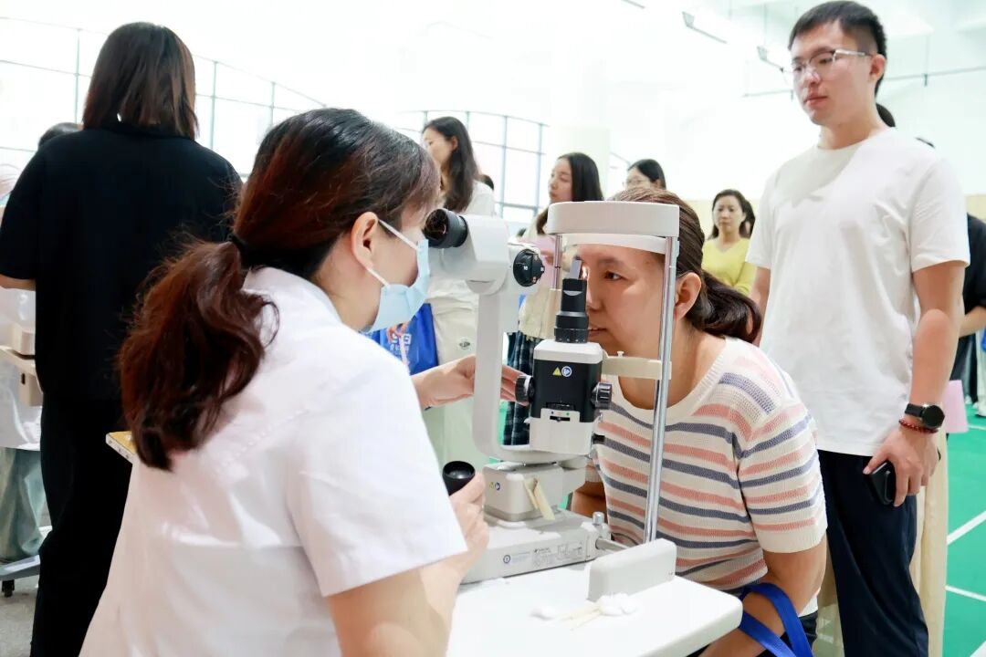 明亮双眸 感恩师恩 | 石家庄私立一中暖心守护教职工眼健康公益活动